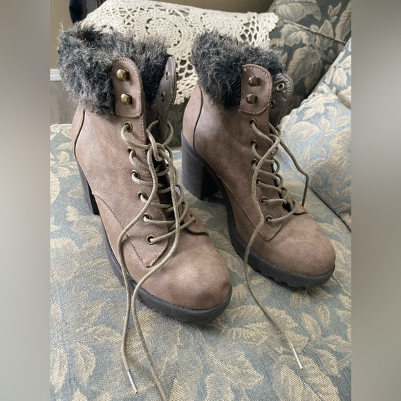 taupe lace up heeled boots size 7.5 - Picture 4 of 6